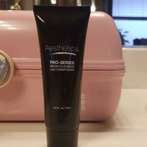 Makeup brush cleaner